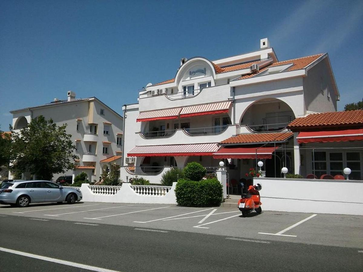 Garfild 1 Guest House Нови Винодолски Екстериор снимка